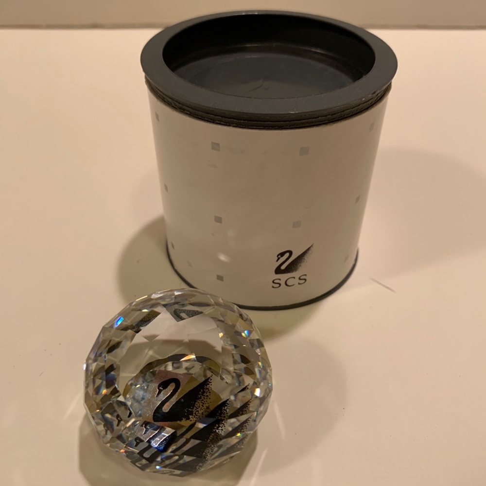 SWAROVSKI COLLECTOR’S SERIES SWAN PAPERWEIGHT.
